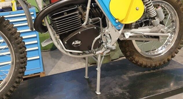 1972-1973 PENTON KTM 175 JACKPINER FRAME CHASSIS CENTER KICK STAND BLACK MOTOR - MotoRaider