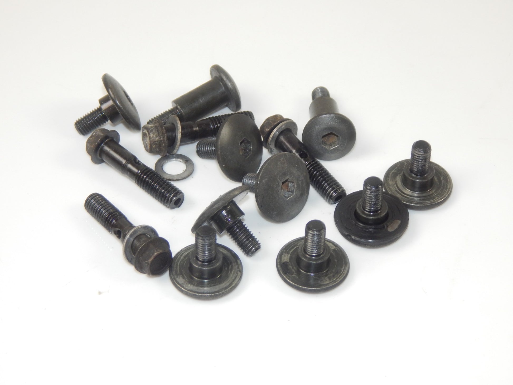 1986 SUZUKI GSXR 750 MOTOR ENGINE CYLINDER HEAD VALVE COVER BOLTS VINTAGE - MotoRaider