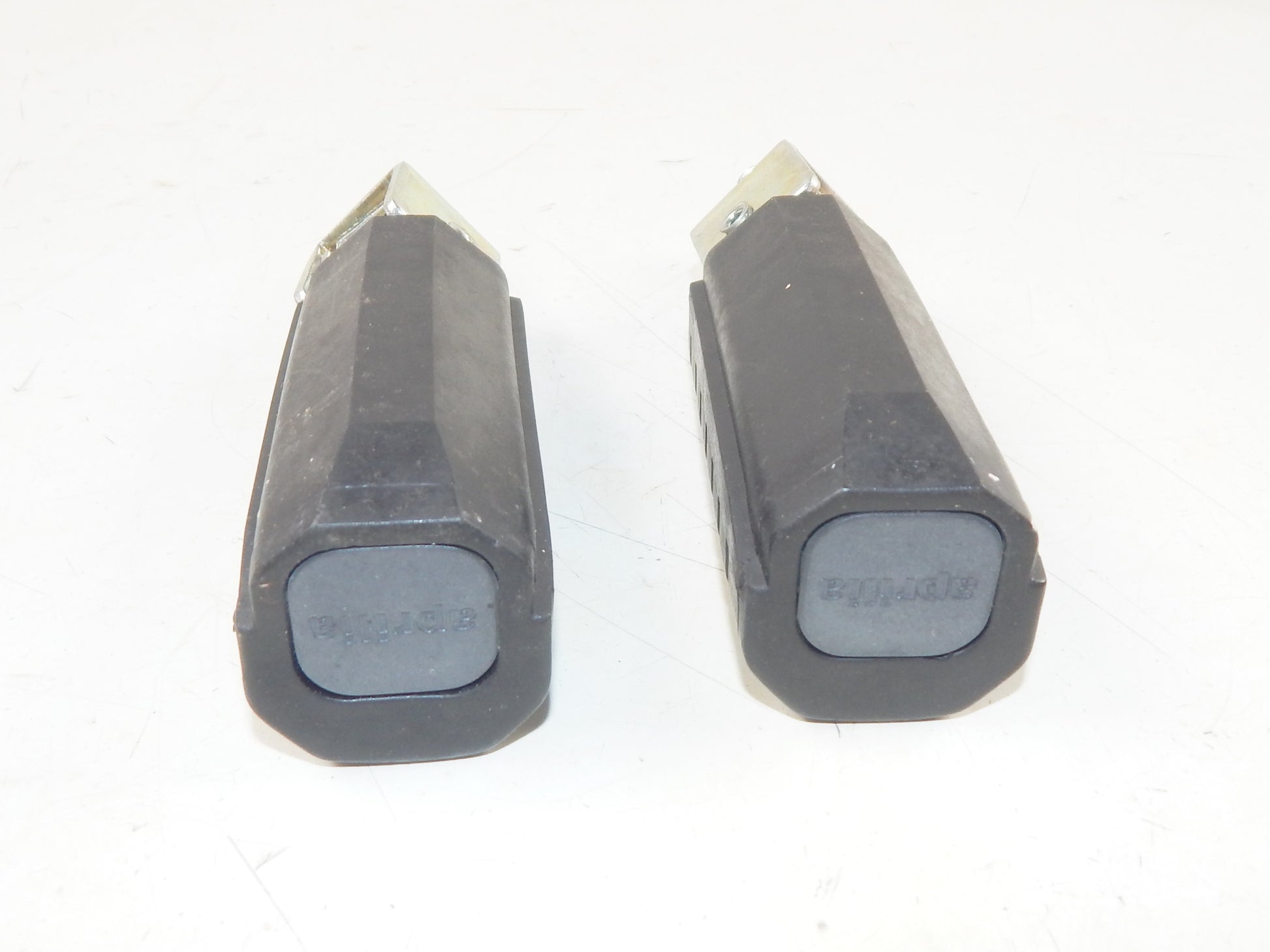 APRILIA 1991-94 PEGASO 125 1990-91 600 PASSENGER REAR FOOT PEG STAY REST 8101921 - MotoRaider