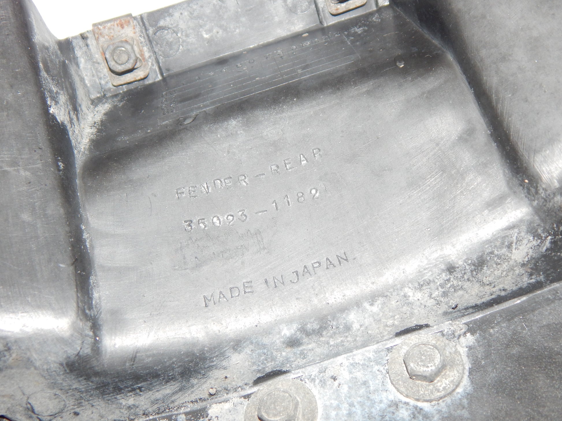 1986 KAWASAKI GPX 750-R REAR FENDER INNER TAIL SECTION PLATE MOUNT 35023-1182 - MotoRaider
