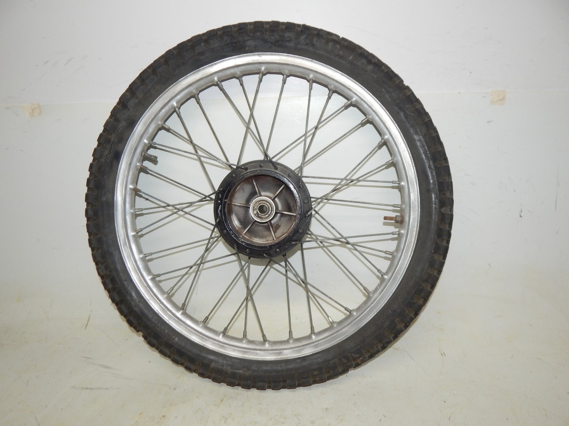 1981 BETA TRIAL 125 FRONT WHEEL 21" HUB AKRONT RIM SPOKES VINTAGE ITALY - MotoRaider