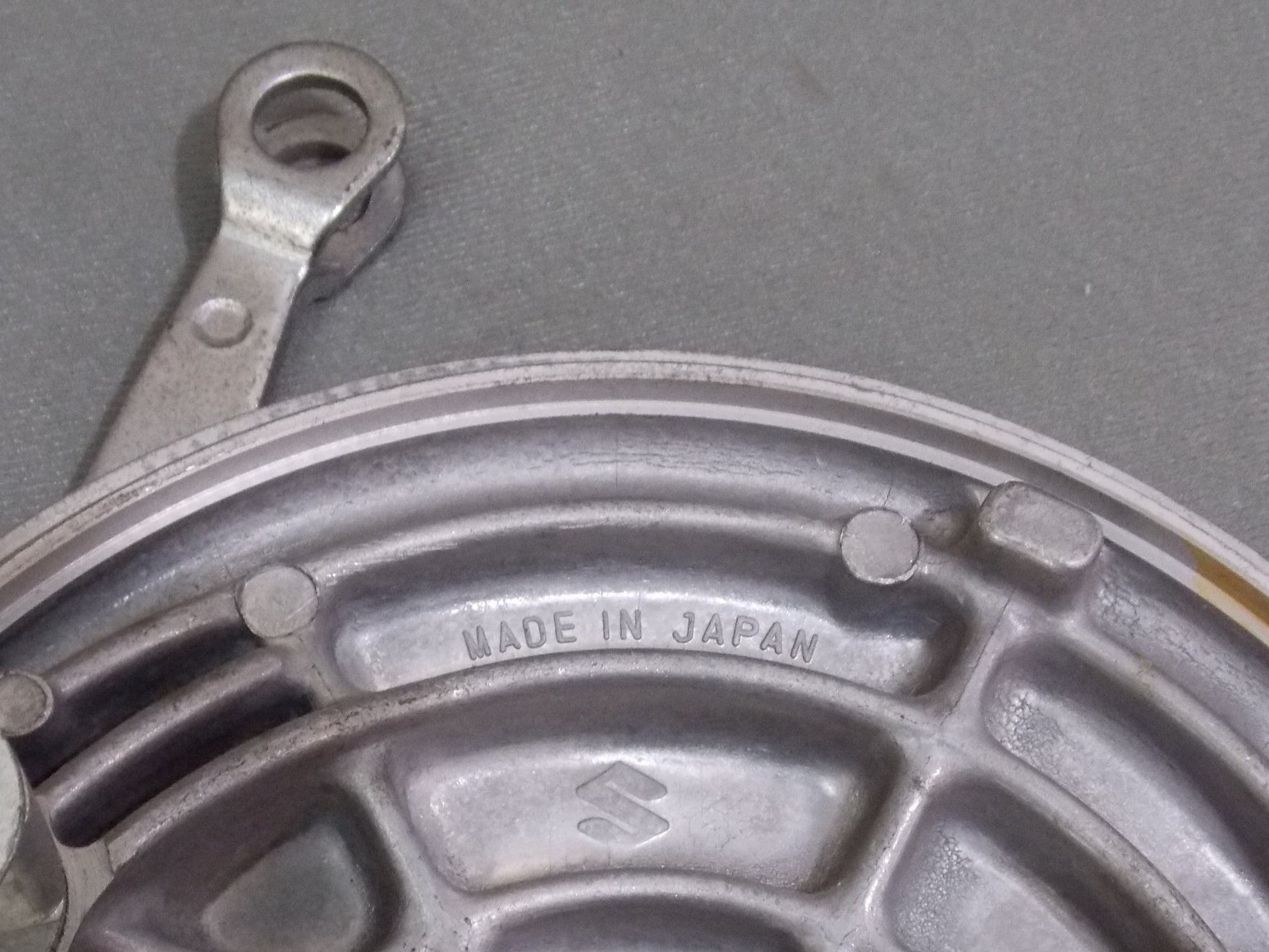 NOS OEM SUZUKI 1970's GT250 T500 BRAKE HUB PLATE W/ACTUATOR LEVER 200mm - MotoRaider
