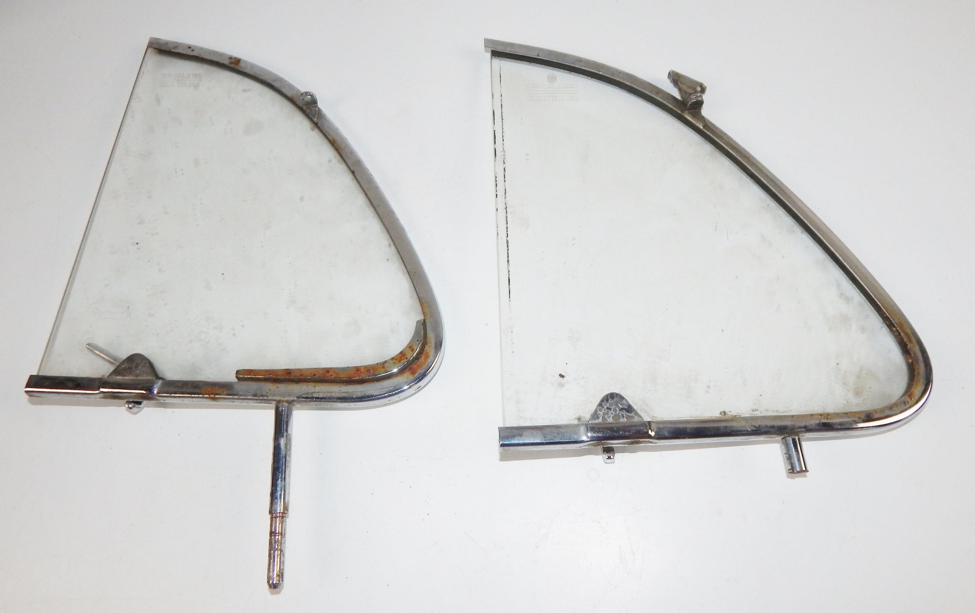 2 1960's VW BEETLE BUG RIGHT VENT WING PASSENGER WINDOW GLASS FRAME VINTAGE - MotoRaider