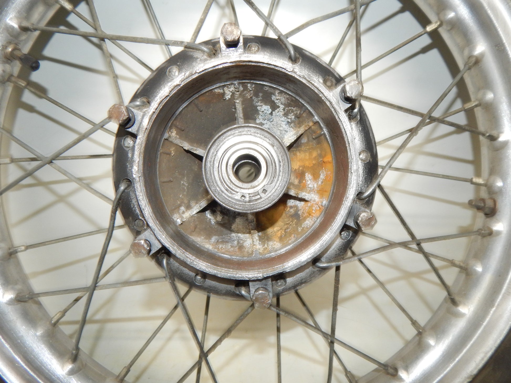 1981 BETA TRIAL 125 REAR WHEEL 18" HUB AKRONT RIM SPOKES VINTAGE ITALY - MotoRaider