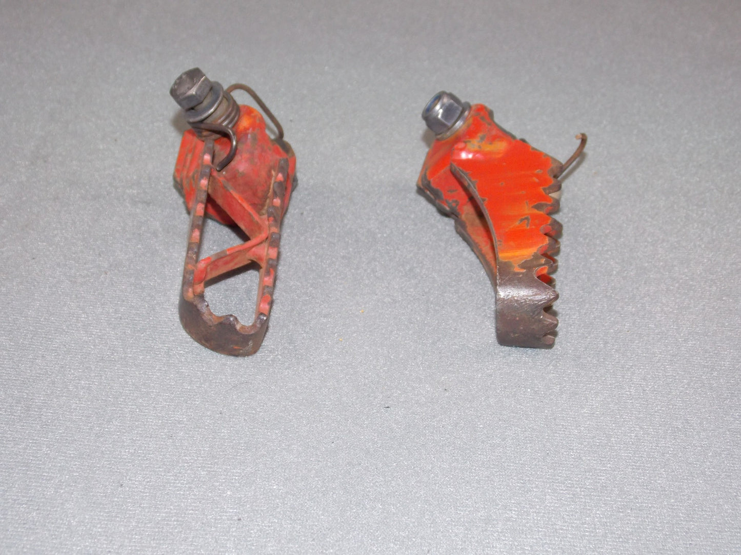1992 KTM MXC 250 FRAME CHASSIS RIGHT LEFT FOOT REST PEGS STAND SUPPORT SPRING - MotoRaider
