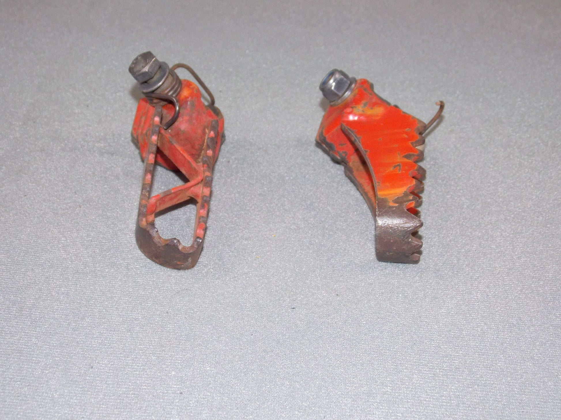 1992 KTM MXC 250 FRAME CHASSIS RIGHT LEFT FOOT REST PEGS STAND SUPPORT SPRING - MotoRaider