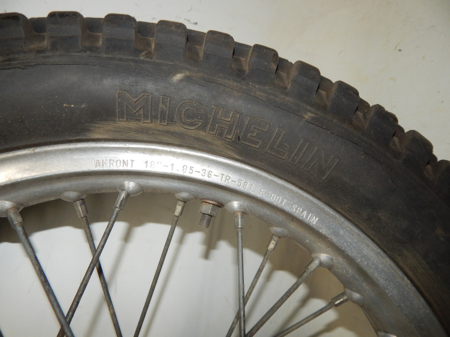 1981 BETA TRIAL 125 REAR WHEEL 18" HUB AKRONT RIM SPOKES VINTAGE ITALY - MotoRaider