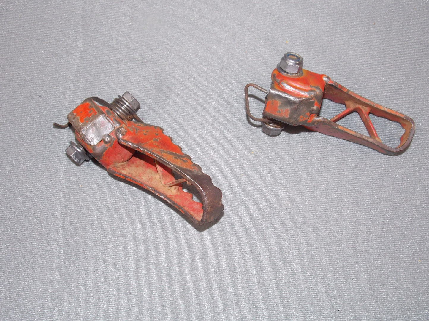 1992 KTM MXC 250 FRAME CHASSIS RIGHT LEFT FOOT REST PEGS STAND SUPPORT SPRING - MotoRaider