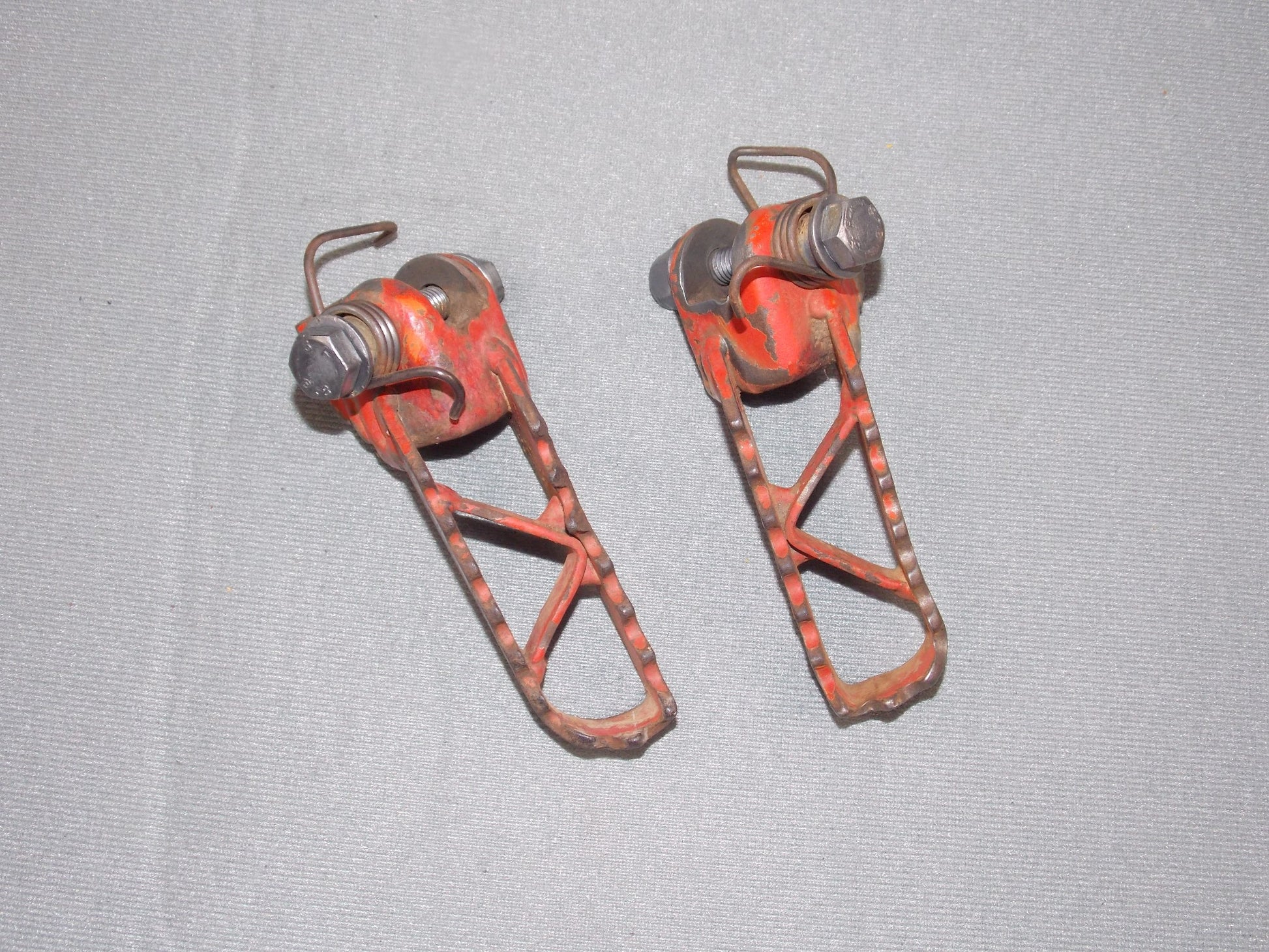1992 KTM MXC 250 FRAME CHASSIS RIGHT LEFT FOOT REST PEGS STAND SUPPORT SPRING - MotoRaider