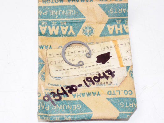 NOS YAMAHA 1977-1979 XS750-2D OIL PUMP OIL CLEANER CIRCLIP R-TYPE 93420-19047 - MotoRaider