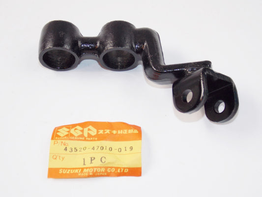 NOS OEM SUZUKI 1996 GS550 DT(T) T LH FRONT FOOTREST BRACKET 43520-47010-019 - MotoRaider
