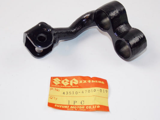 NOS OEM SUZUKI 77-80 GS550E GS550L RH FRONT FOOTREST BRACKET 43510-47010-019 - MotoRaider