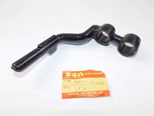 NOS OEM SUZUKI 77-79 GS550E LH FRONT FOOTREST BRACKET 43521-47000 - MotoRaider
