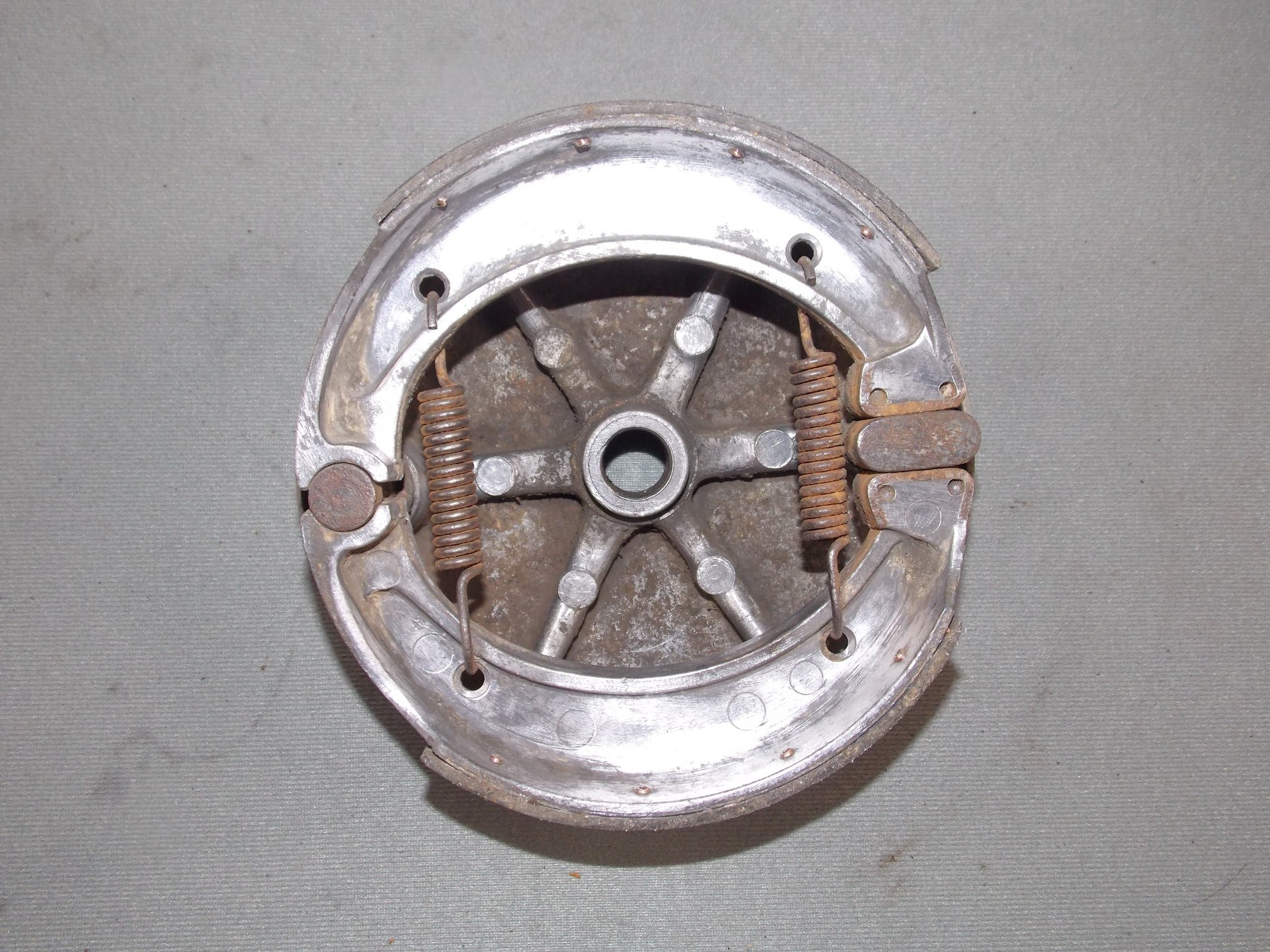1973 PUCH GS 175 REAR WHEEL BRAKING HUB PLATE + BRAKE SHOES MC GS 125 175 - MotoRaider