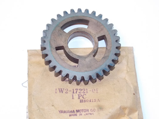 NOS OEM YAMAHA 1977-1981 IT175D IT175E TRANSMISSION GEAR 2ND WHEEL #1W2-17221-01 - MotoRaider