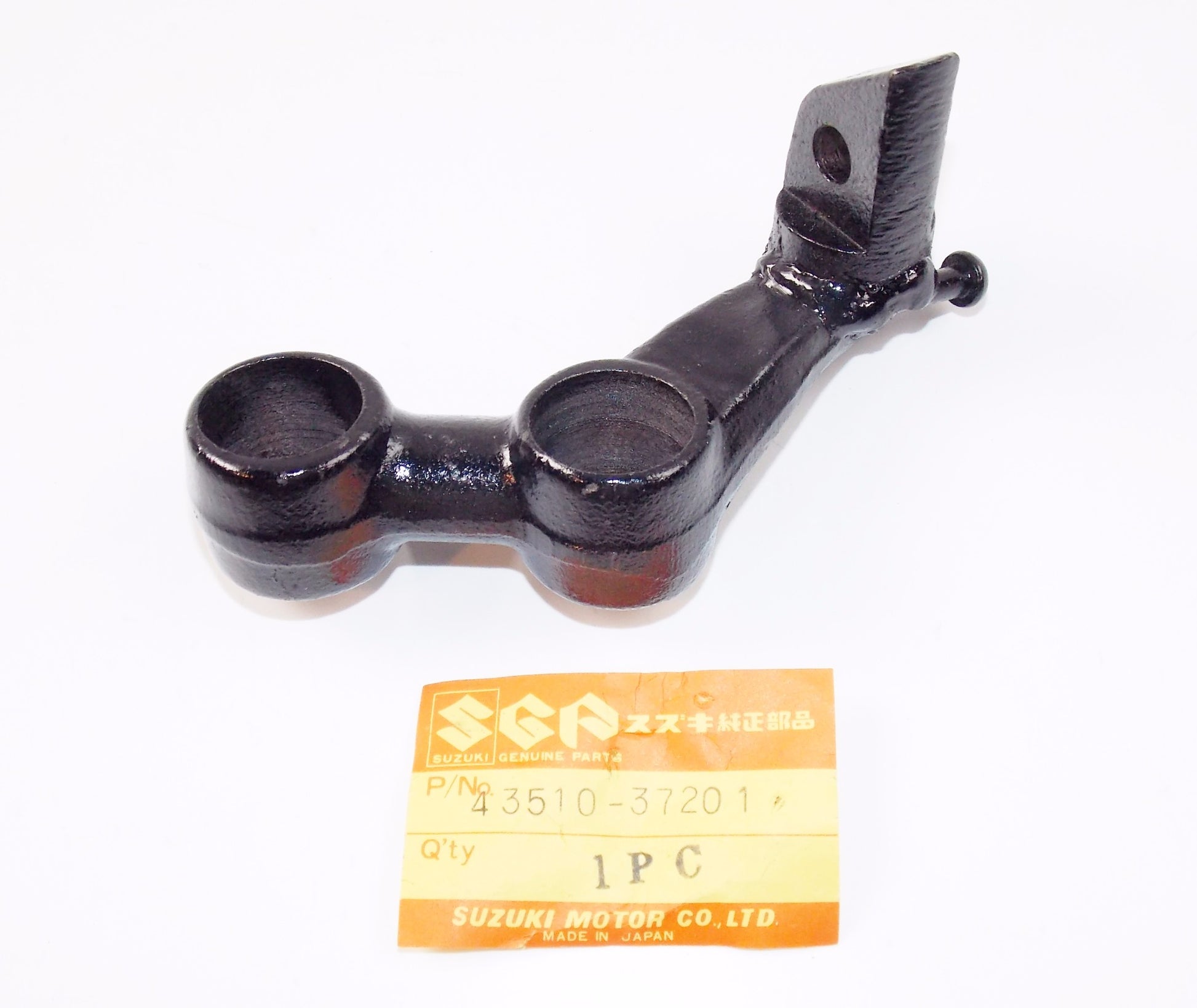 NOS OEM SUZUKI 1980 DR400 FRONT RH FOOTREST BRACKET 43510-37201 - MotoRaider