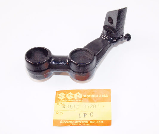 NOS OEM SUZUKI 1980 DR400 FRONT RH FOOTREST BRACKET 43510-37201 - MotoRaider