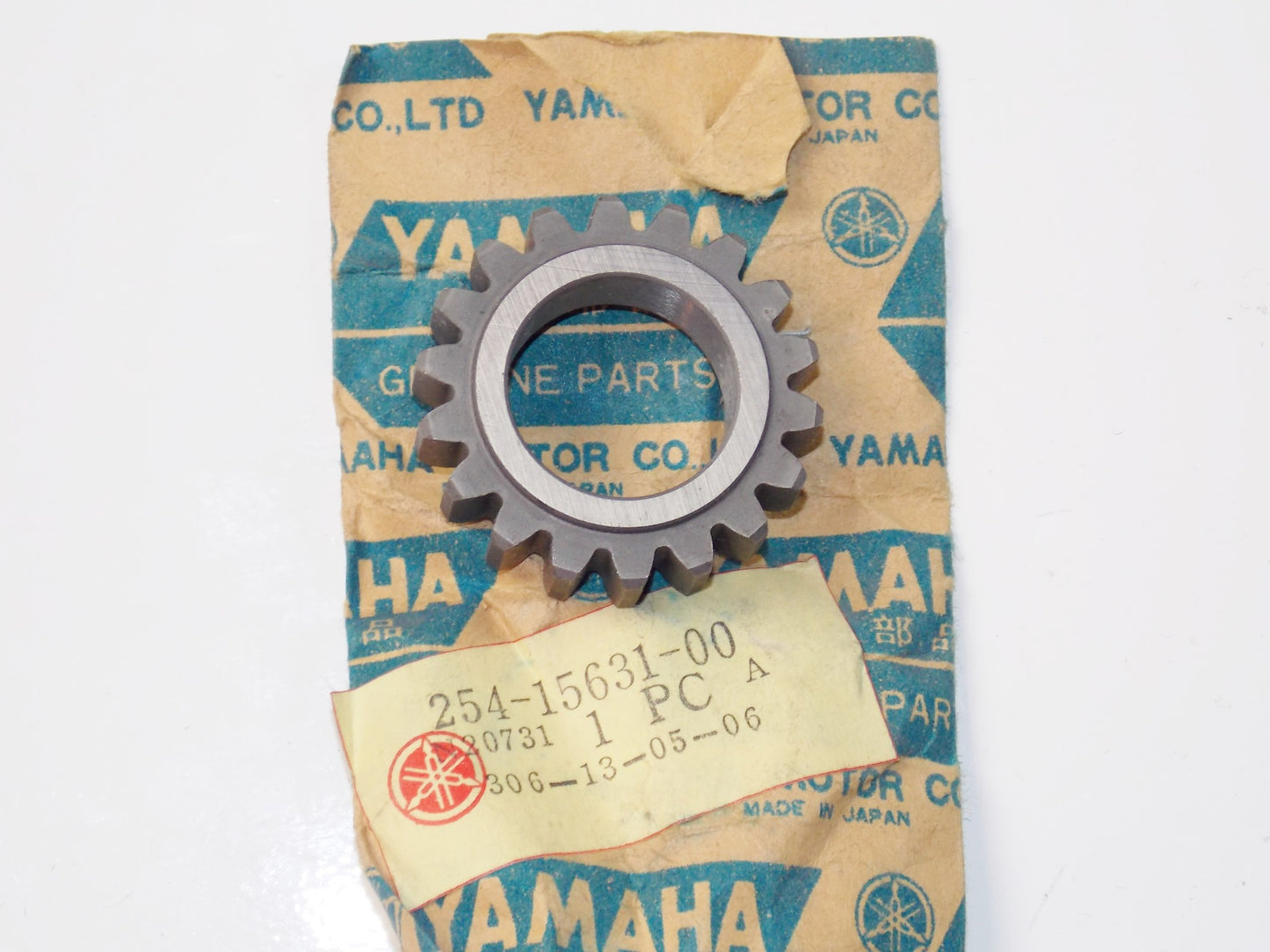 NOS OEM YAMAHA 67-75 YL2C/M YG5T/S L5T/A TRANSMISS GEAR KICK PINION 254-15631-00 - MotoRaider