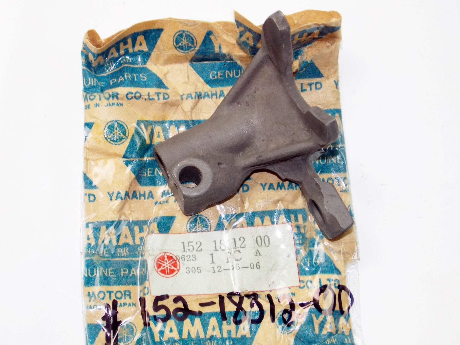NOS OEM YAMAHA 67-70 YM2 YDS5 DS6 TD2 TD2B TRANSMISSION SHIFT FORK #152-18312-00 - MotoRaider