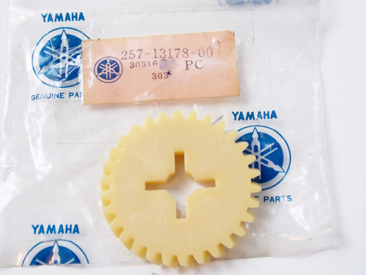NOS OEM YAMAHA 71-72 JT1/L JT2/MX  GEAR PUMP DRIVE 257-13178-00 - MotoRaider